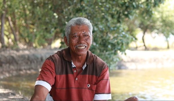(Above) Parmi is one of many fishpond farmers joining in the Trees4Trees planting program in Dukuhseti village
