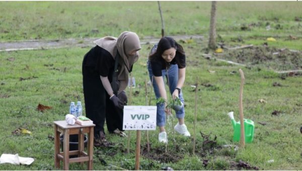 (Above) Ms. Belinda Aw, Cluster Procurement Manager at AstraZeneca Singapore & Indonesia, plants a tree with the help of a Trees4Trees forester.